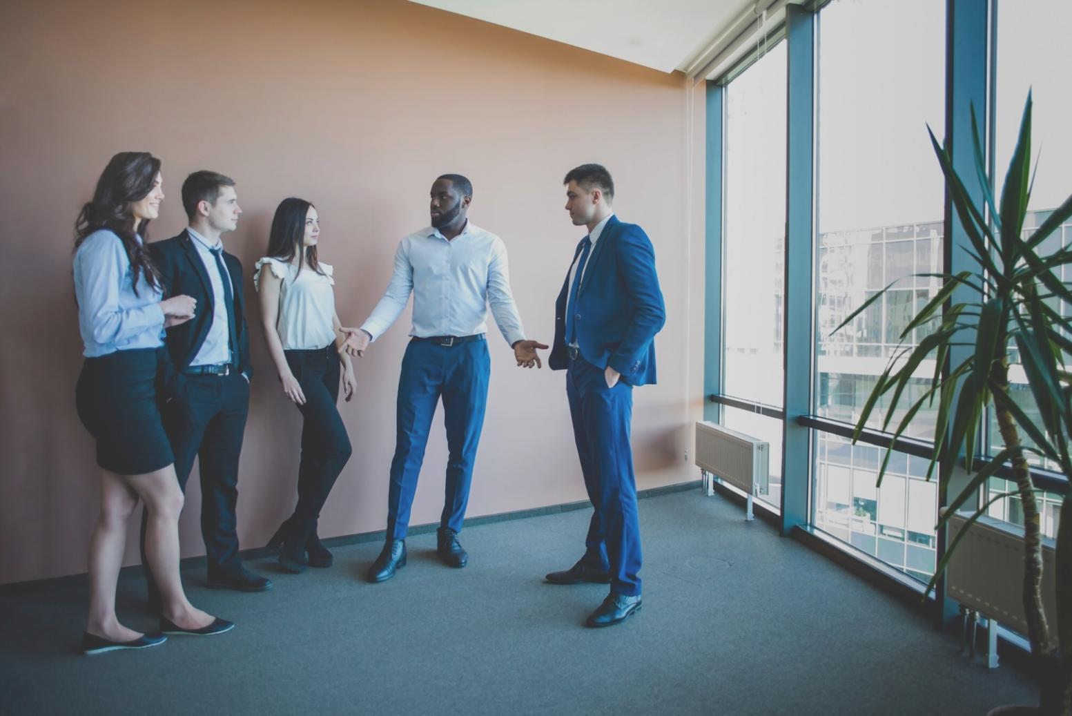Profesionales trabajando con análisis financiero en oficina moderna