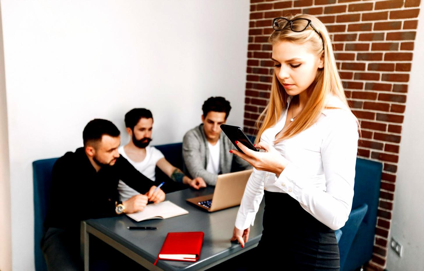 Profesionales analizando datos financieros en una sesión de trabajo