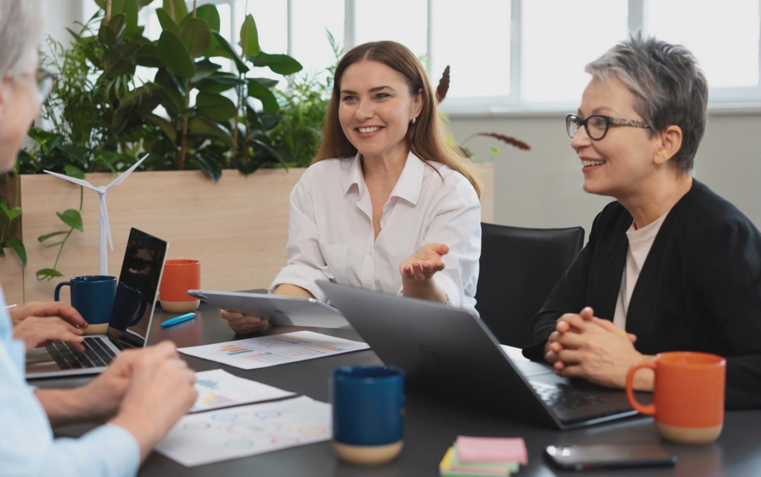 Entorno de trabajo profesional con herramientas de análisis financiero